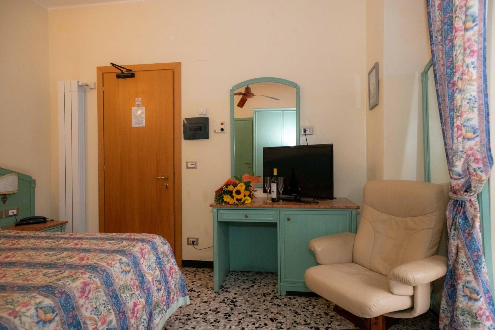 Hotel Magnolia Albenga Exterior foto